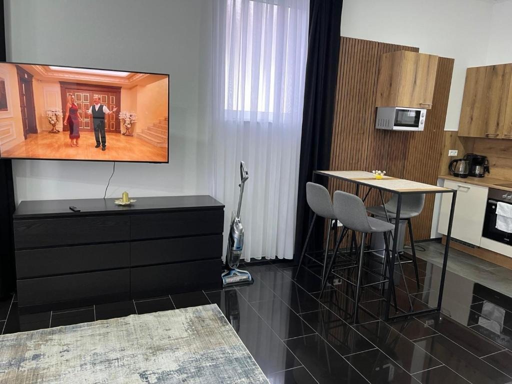 Wohnbereich mit Essplatz und Fernseher
